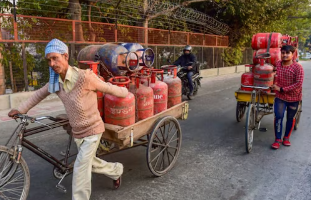 महंगाई से बड़ी राहत: जुलाई के पहले दिन ₹183 सस्ता हुआ सिलेंडर, चेक करें नए रेट्स महंगाई से बड़ी राहत: जुलाई के पहले दिन ₹183 सस्ता हुआ सिलेंडर, चेक करें नए रेट्स