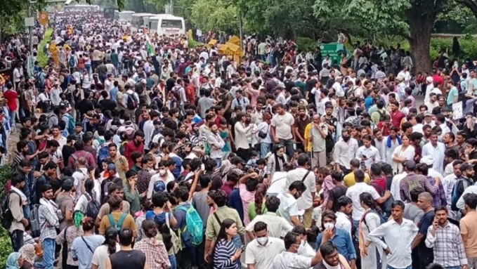 जंतर-मंतर पर जोरदार हंगामा, पुलिस-प्रदर्शनकारियों के बीच बहस, तोड़फोड़ मामले पर FIR दर्ज, स्पॉट पर 200 प्रदर्शनकारी जंतर-मंतर पर जोरदार हंगामा, पुलिस-प्रदर्शनकारियों के बीच बहस, तोड़फोड़ मामले पर FIR दर्ज, स्पॉट पर 200 प्रदर्शनकारी