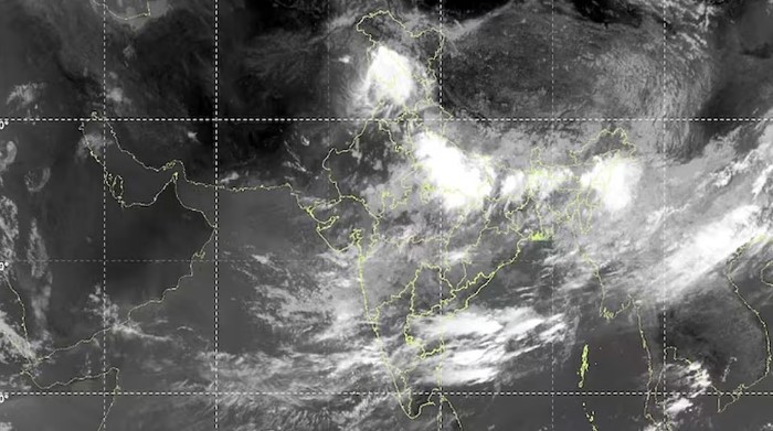 देशभर में होगी तगड़ी बारिश! सैटेलाइट तस्वीरों में दिख रहे बादल ही बादल​