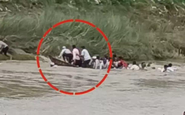 15 की क्षमता थी, नाववाले ने जबरदस्ती बिठाये 40, पलटी तो मचा कोहराम 15 की क्षमता थी, नाववाले ने जबरदस्ती बिठाये 40, पलटी तो मचा कोहराम