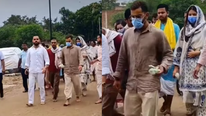 नंगे पांव कीचड़ में चलकर नीम करोली बाबा के आश्रम पहुंचे विराट कोहली-अनुष्का शर्मा, सादगी ने जीता फैंस का दिल नंगे पांव कीचड़ में चलकर नीम करोली बाबा के आश्रम पहुंचे विराट कोहली-अनुष्का शर्मा, सादगी ने जीता फैंस का दिल